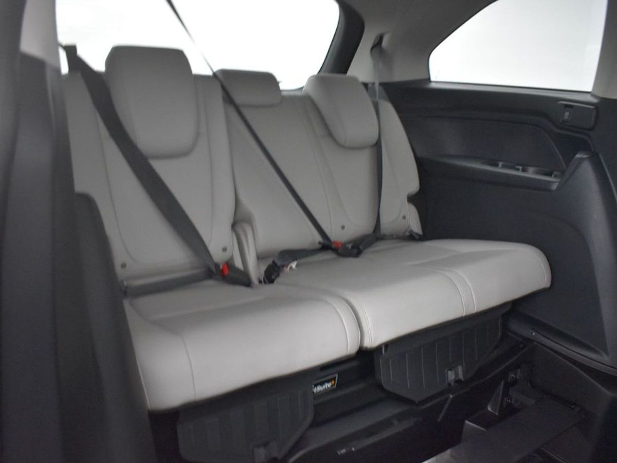 Red Honda Odyssey image number 9