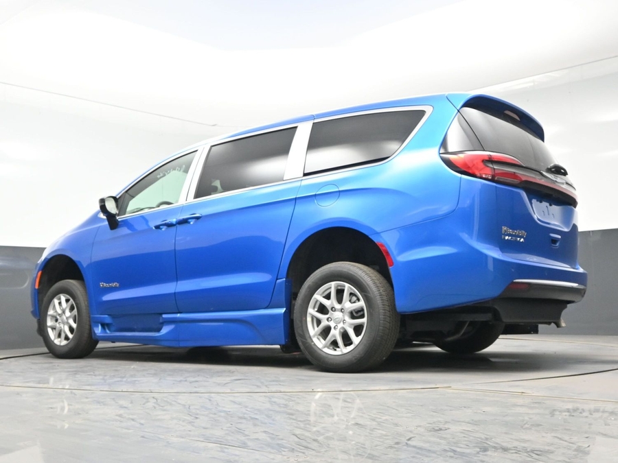 Blue Chrysler Pacifica image number 17