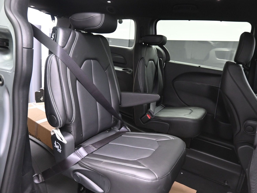 Silver Chrysler Pacifica image number 12