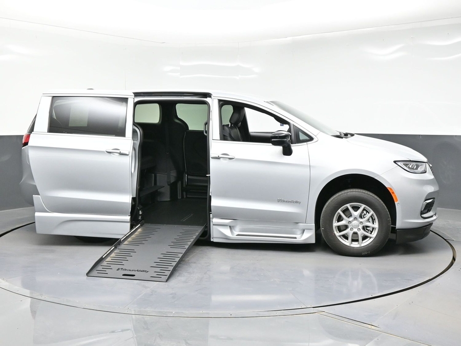 New 2026 Chrysler Pacifica Select Safety - BraunAbility Side Entry Entry Fold Out Automatic Ramp