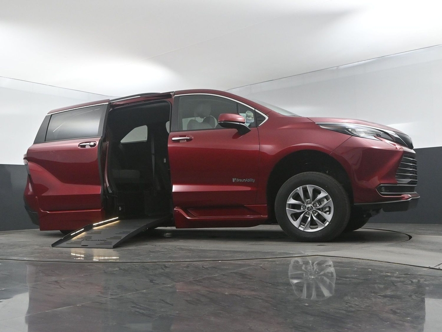 New 2025 Toyota Sienna Hybrid XLE Plus - BraunAbility Side Entry Entry Fold Out Automatic Ramp