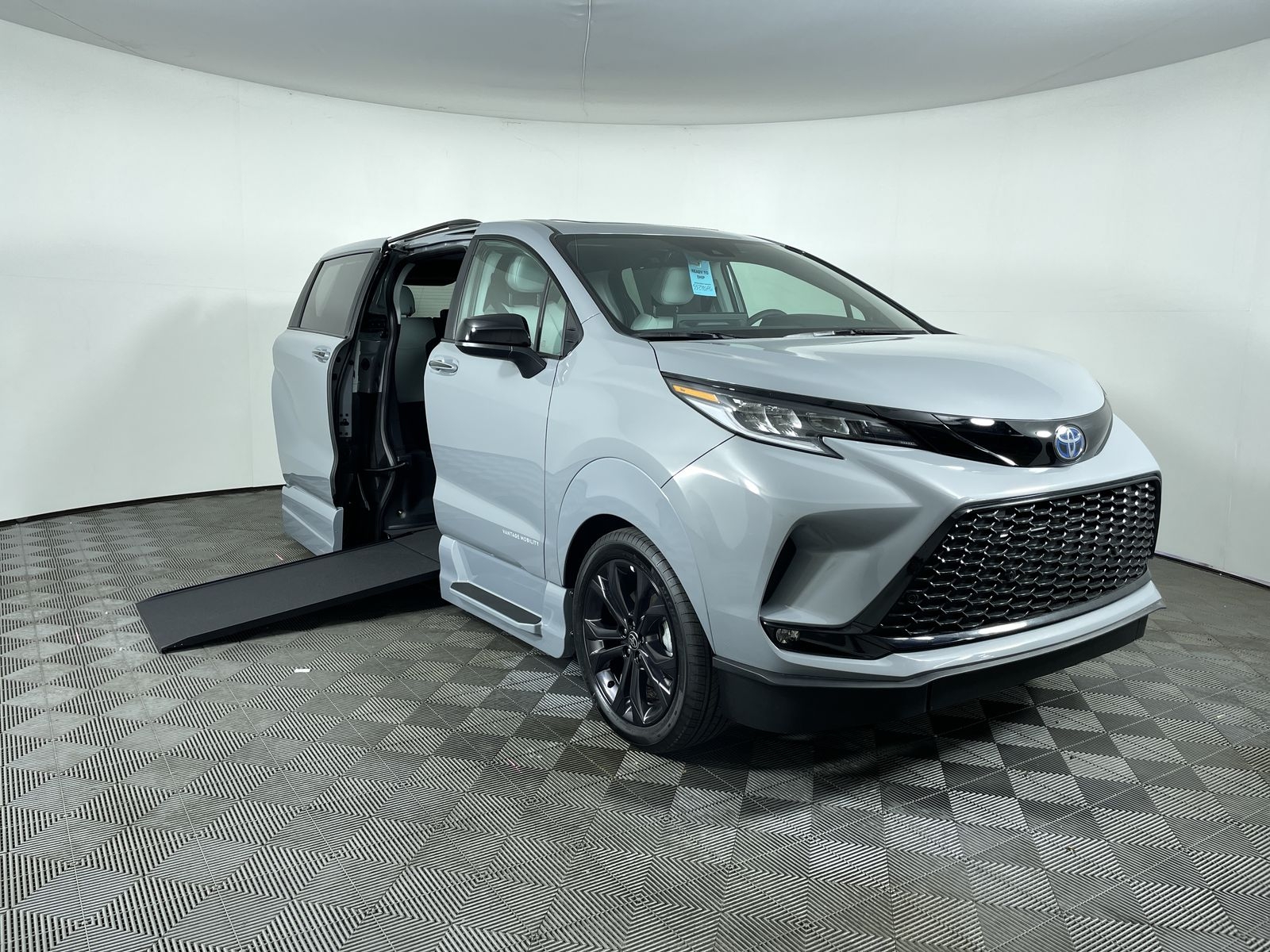 2025 Toyota Sienna FWD XSE Plus