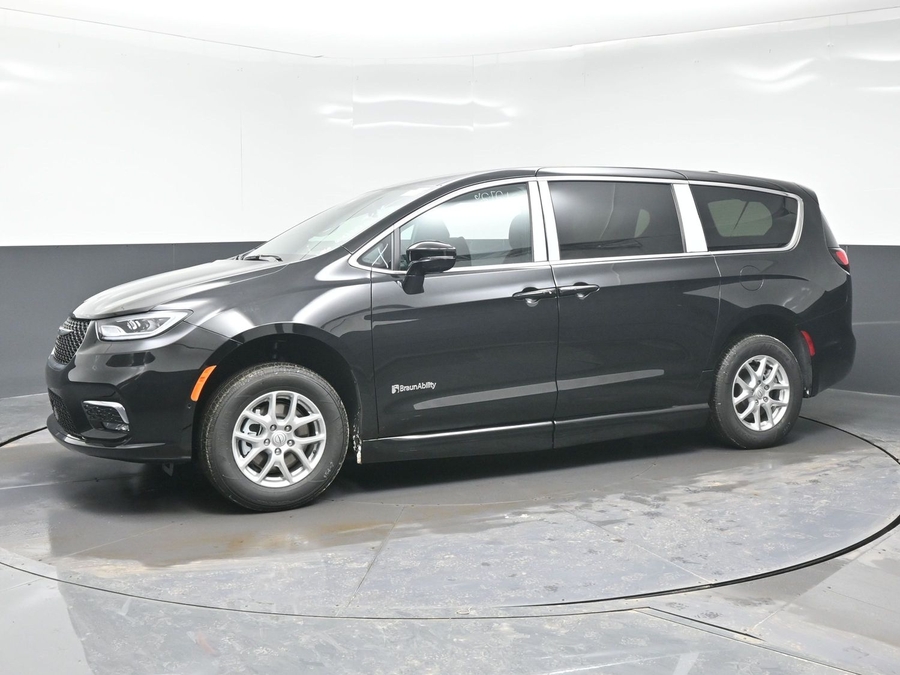 Black Chrysler Pacifica image number 2