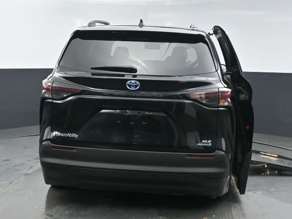 Black Toyota Sienna image number 23