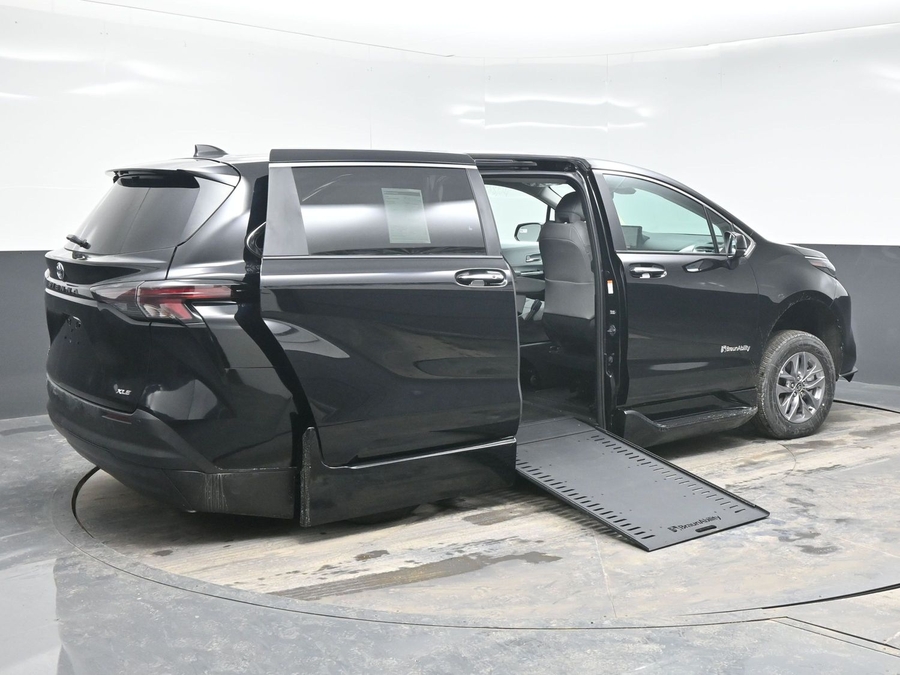 Black Toyota Sienna image number 6