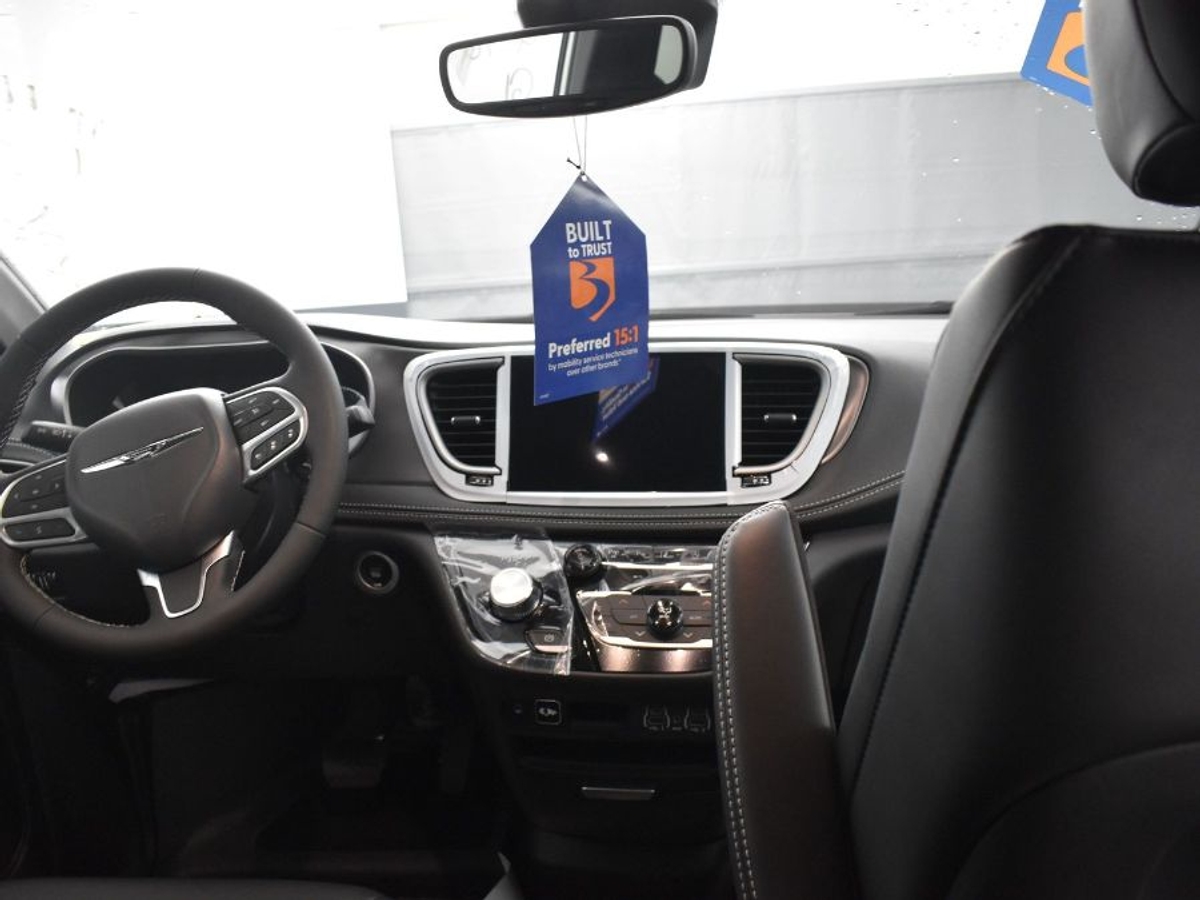2025 CHRYSLER PACIFICA - Image 9