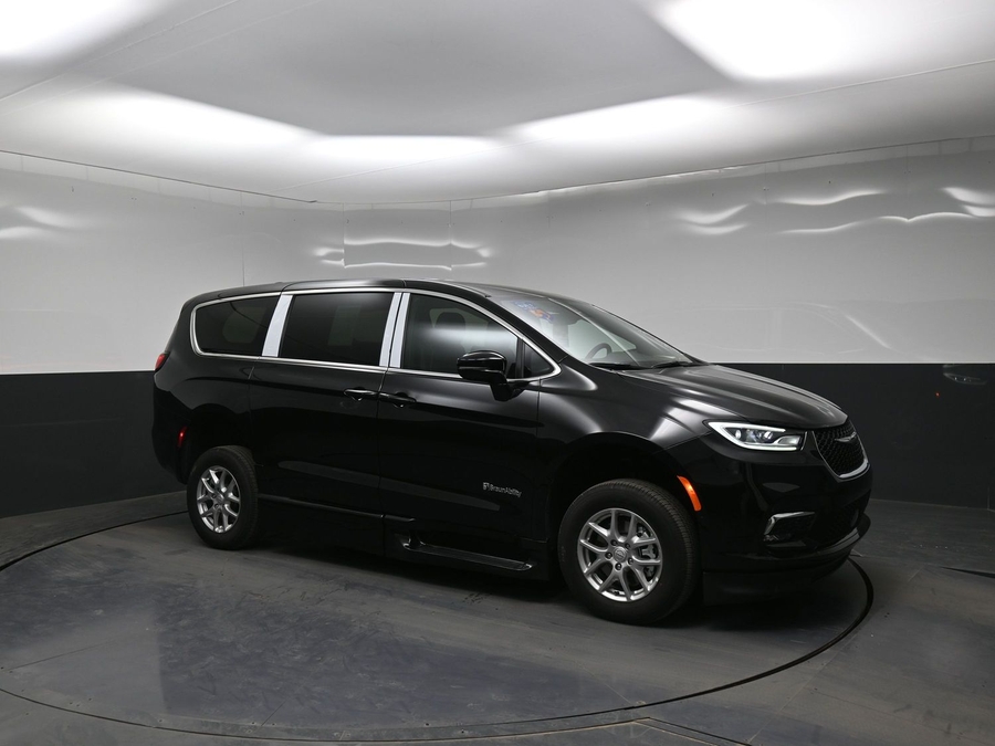 Black Chrysler Pacifica image number 14