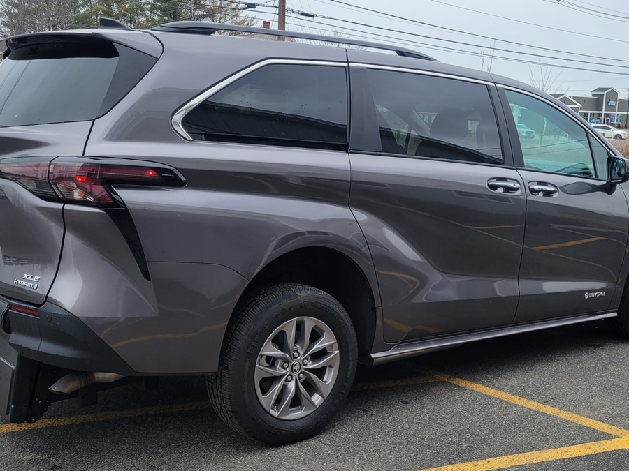 Grey Toyota Sienna image number 11