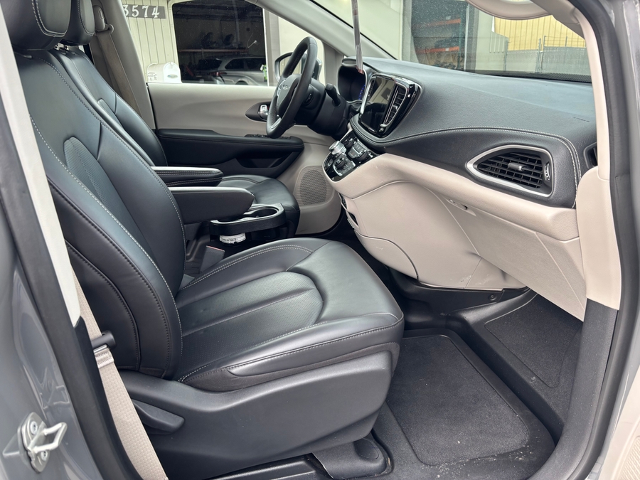Used 2023 Chrysler Pacifica Touring L Safety - BraunAbility Side Entry Entry In Floor Automatic Ramp