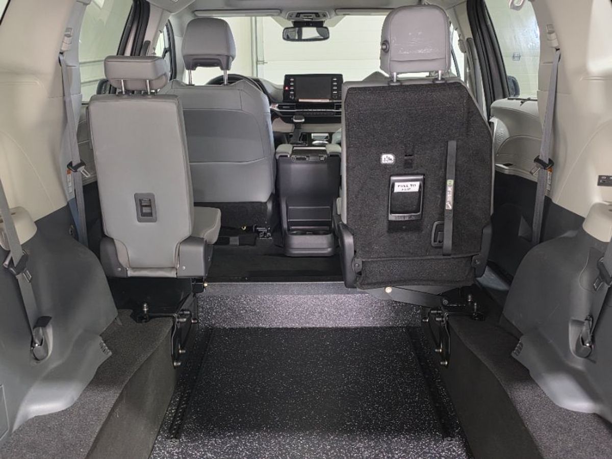 Grey Toyota Sienna image number 14