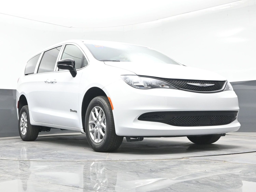 White Chrysler Voyager image number 17