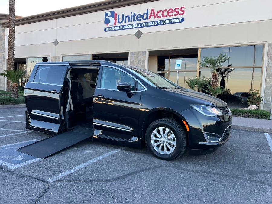 2017 Chrysler Pacifica Touring-L's photo