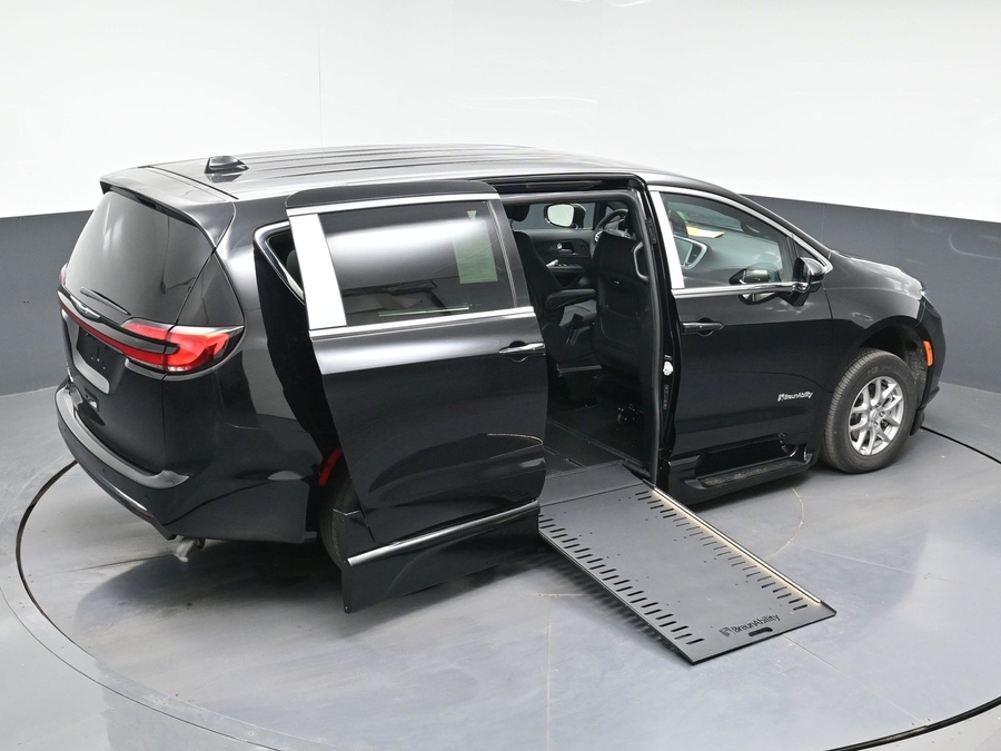 Black Chrysler Pacifica image number 22