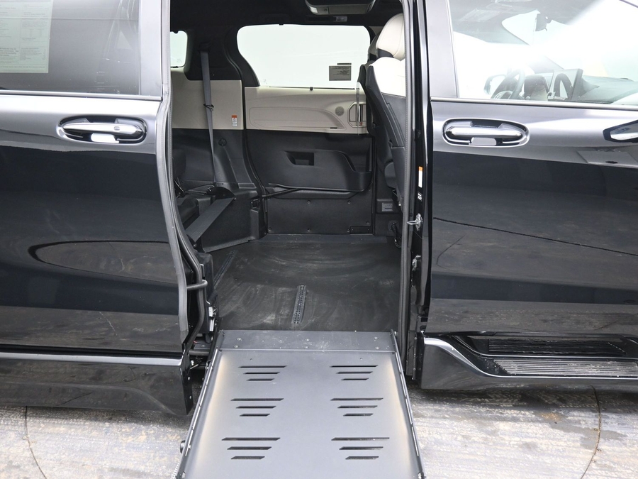 New 2025 Toyota Sienna Hybrid Platinum - BraunAbility Side Entry Entry Fold Out Automatic Ramp