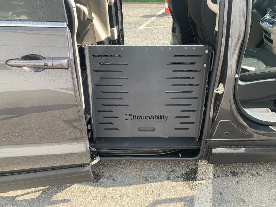 Grey Chrysler Voyager image number 1