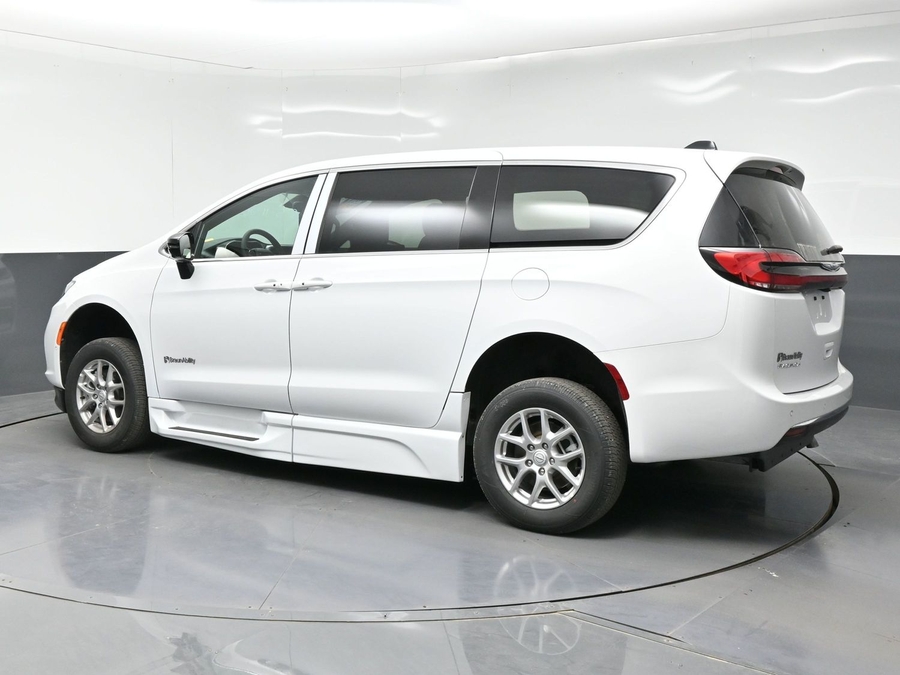 White Chrysler Pacifica image number 3