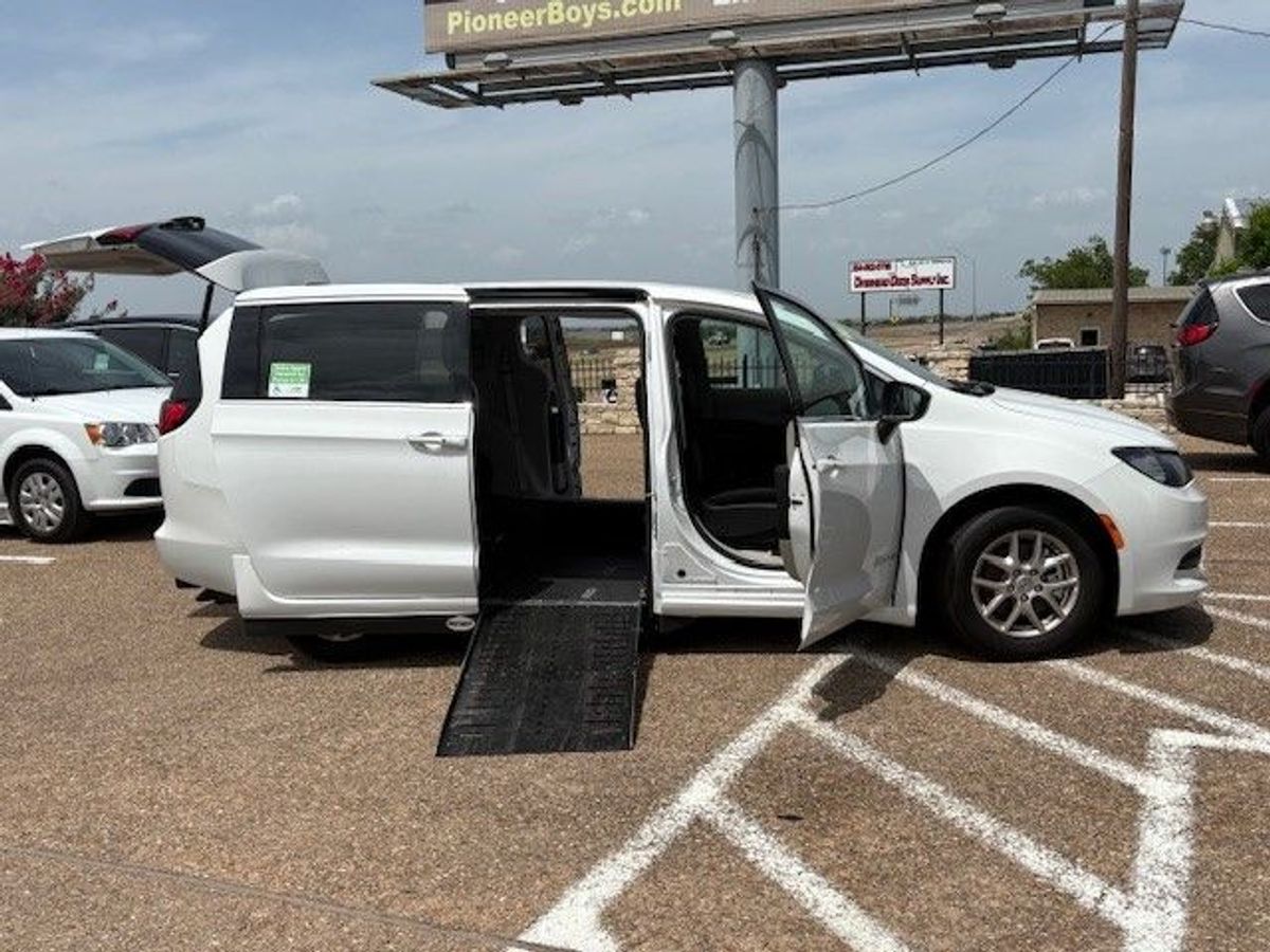 2024 CHRYSLER VOYAGER - Image 5