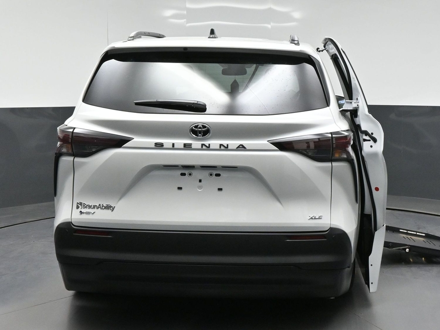 New 2026 Toyota Sienna Hybrid XLE Base - BraunAbility Side Entry Fold Out Automatic Ramp