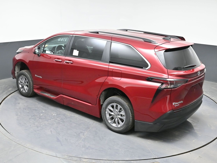 New 2026 Toyota Sienna Hybrid XLE Add - BraunAbility Side Entry Entry In Floor Automatic Ramp