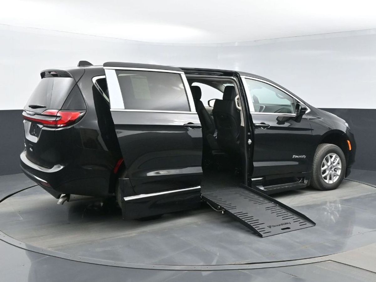 Black Chrysler Pacifica image number 23