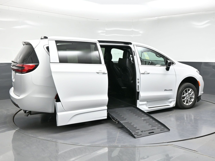 White Chrysler Pacifica image number 6