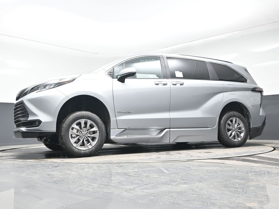 New 2025 Toyota Sienna Hybrid XLE Plus - BraunAbility Side Entry Entry Fold Out Automatic Ramp