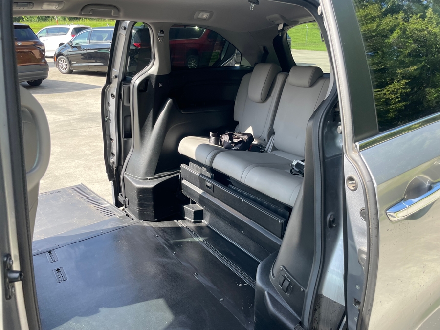 Silver Honda Odyssey image number 5