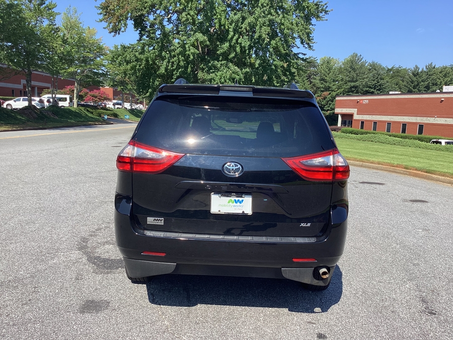 2020 Toyota Sienna XLE - Photo 6