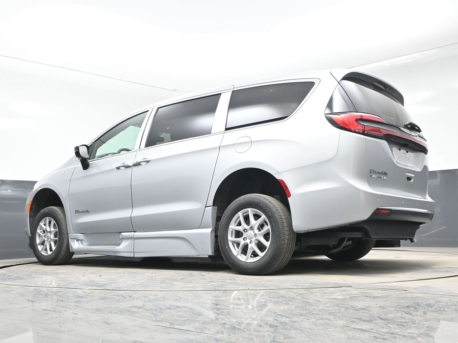 New 2026 Chrysler Pacifica Select Safety - BraunAbility Side Entry Entry Fold Out Automatic Ramp