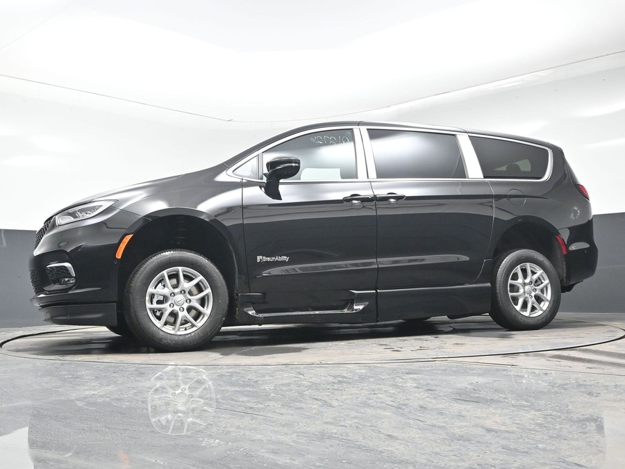 Black Chrysler Pacifica image number 19
