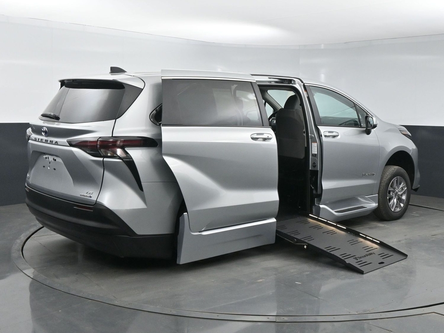 New 2025 Toyota Sienna Hybrid LE - BraunAbility Side Entry Entry Fold Out Automatic Ramp