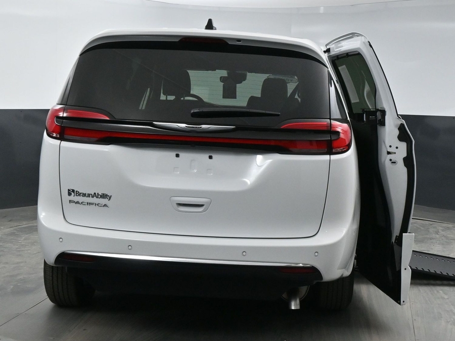 New 2025 Chrysler Pacifica Select Safety - BraunAbility Side Entry Entry In Floor Automatic Ramp