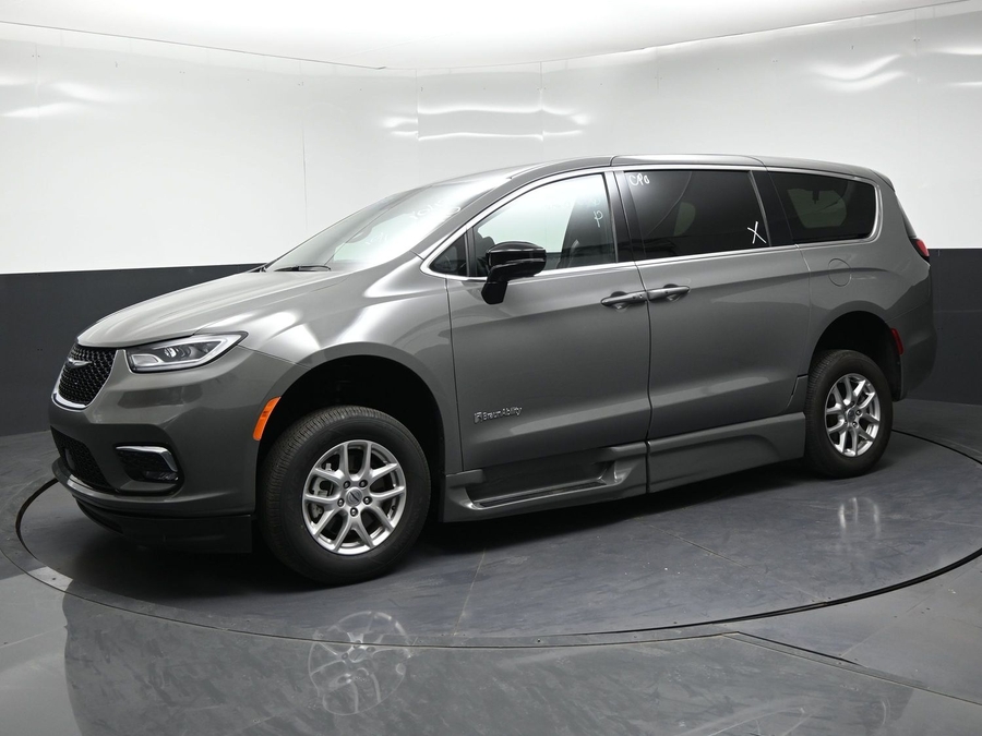 Used 2025 Chrysler Pacifica Select - BraunAbility Side Entry In Floor Automatic Ramp