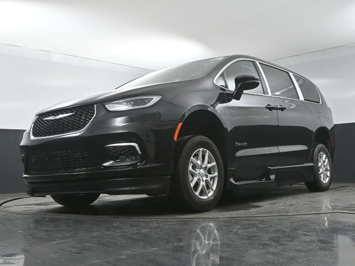 Black Chrysler Pacifica image number 19