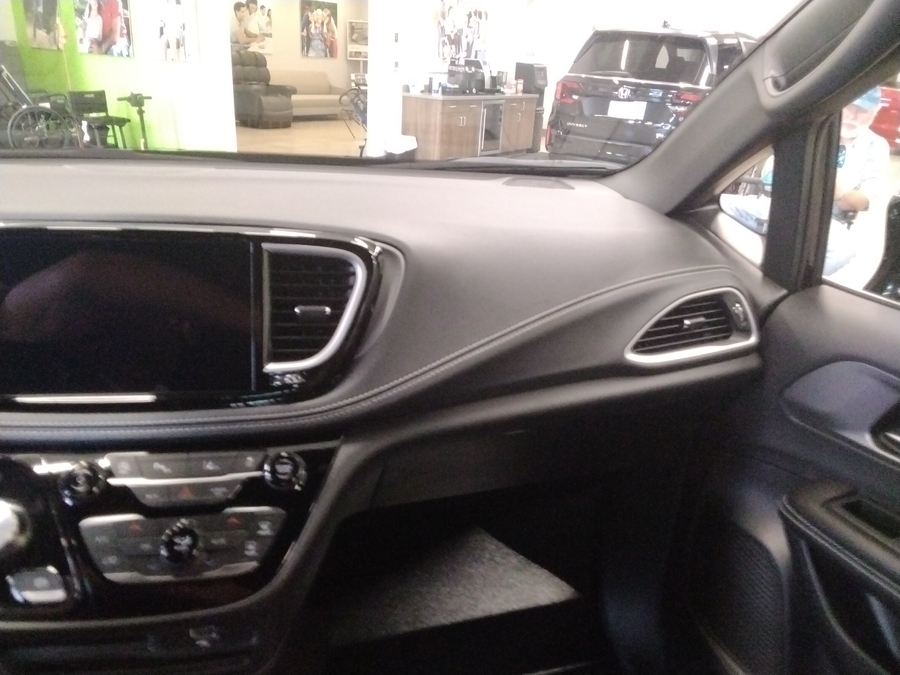 White Chrysler Pacifica image number 4