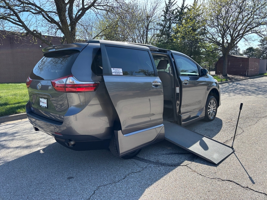 Used 2018 Toyota Sienna XLE - VMI Side Entry Entry In Floor Manual Ramp