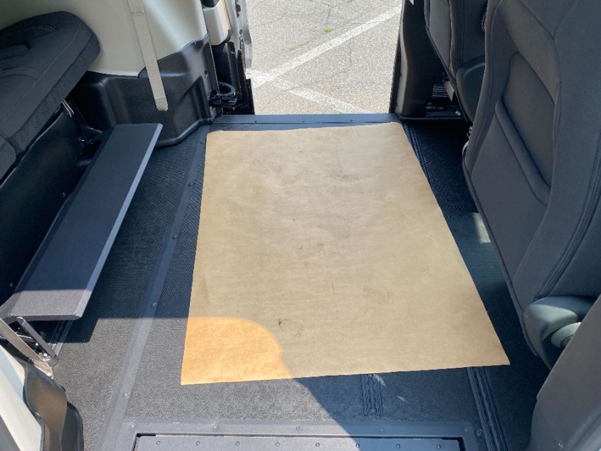 Silver Chrysler Voyager image number 17