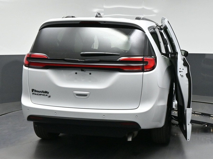 New 2026 Chrysler Pacifica Select Sport - BraunAbility Side Entry Fold Out Automatic Ramp