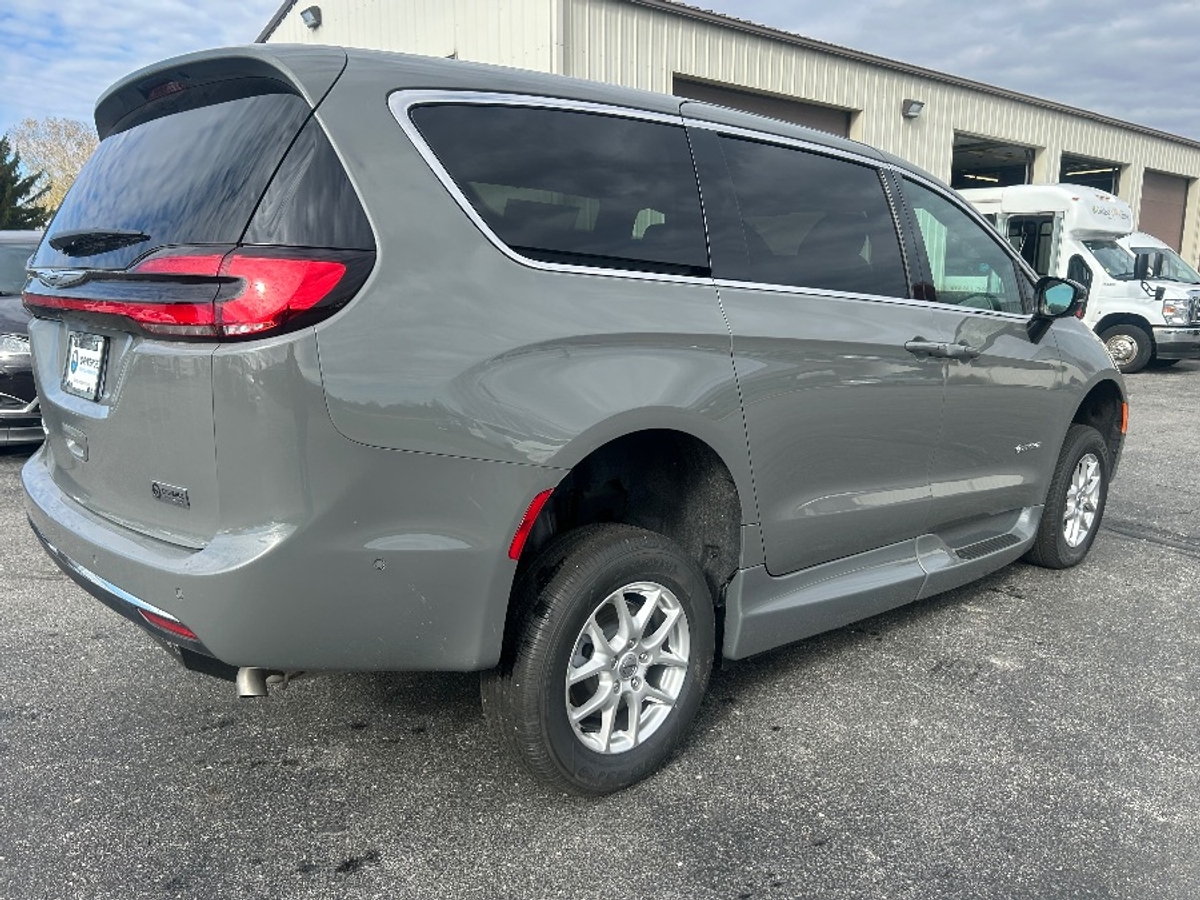 Grey Chrysler Pacifica image number 8