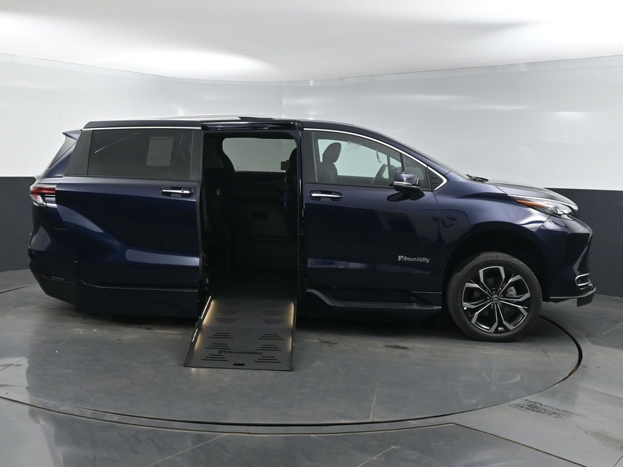 New 2025 Toyota Sienna Hybrid Platinum - BraunAbility Side Entry Entry In Floor Automatic Ramp