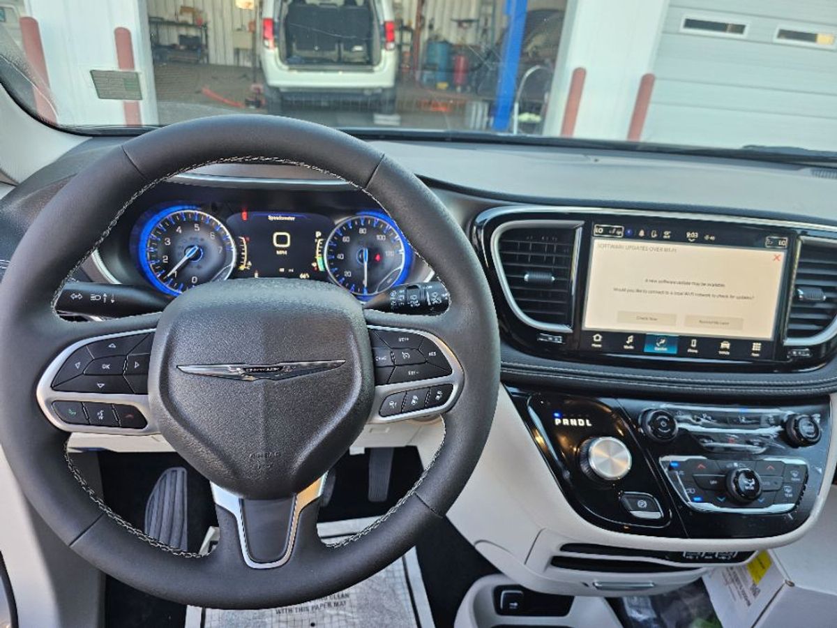 Silver Chrysler Pacifica image number 10