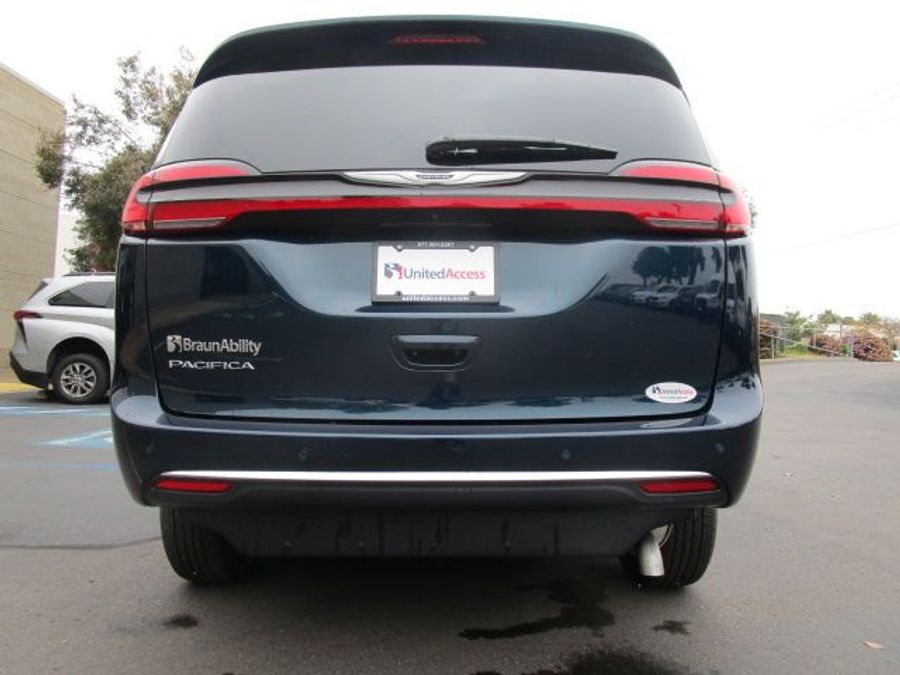 New 2025 Chrysler Pacifica Select Safety - BraunAbility Side Entry Entry In Floor Automatic Ramp