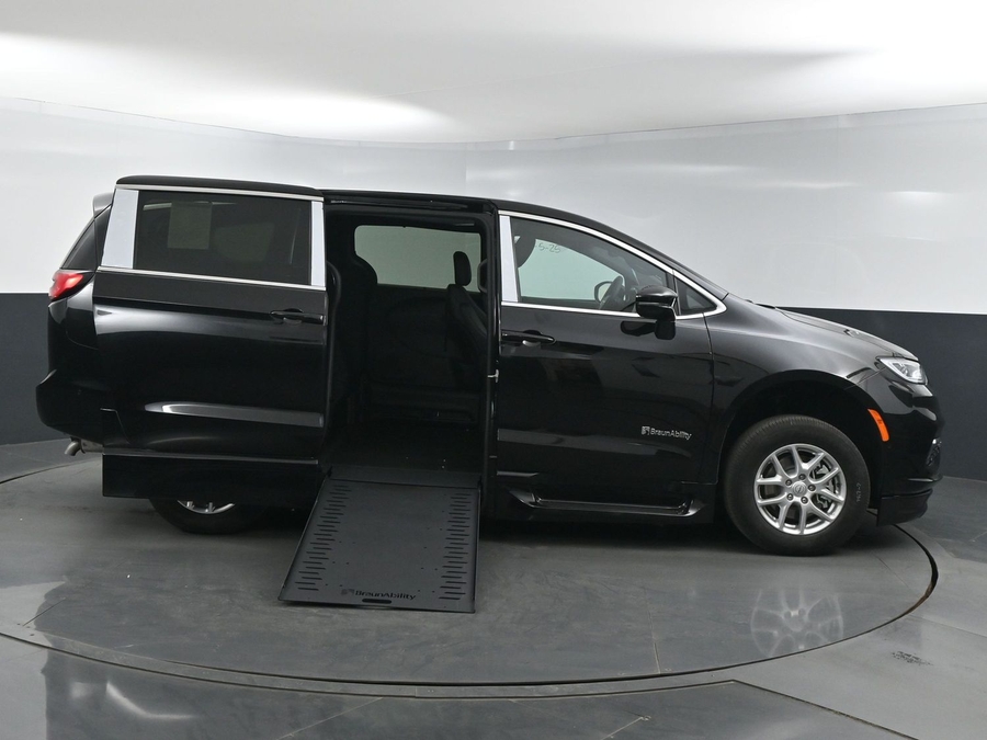 New 2025 Chrysler Pacifica Select Safety - BraunAbility Side Entry Entry In Floor Automatic Ramp