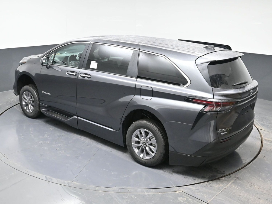 New 2025 Toyota Sienna Hybrid XLE Base - BraunAbility Side Entry Entry In Floor Automatic Ramp