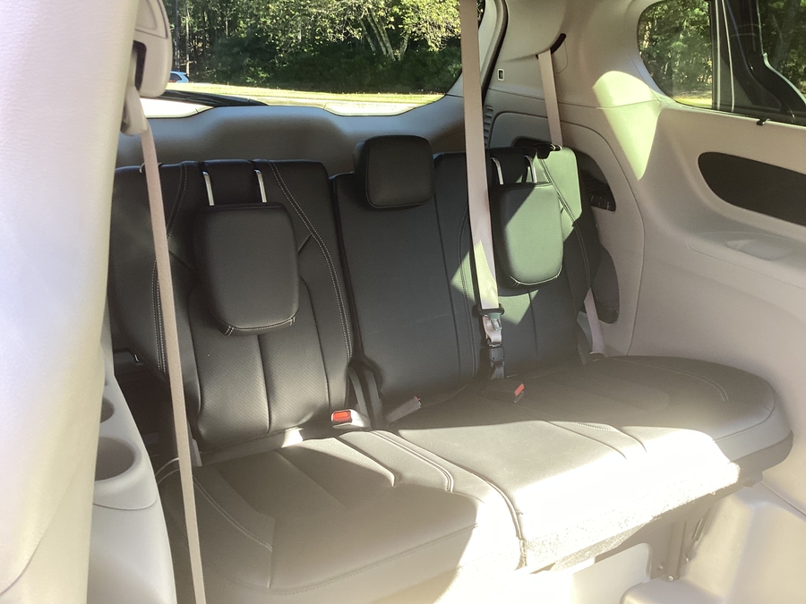 Grey Chrysler Pacifica image number 10