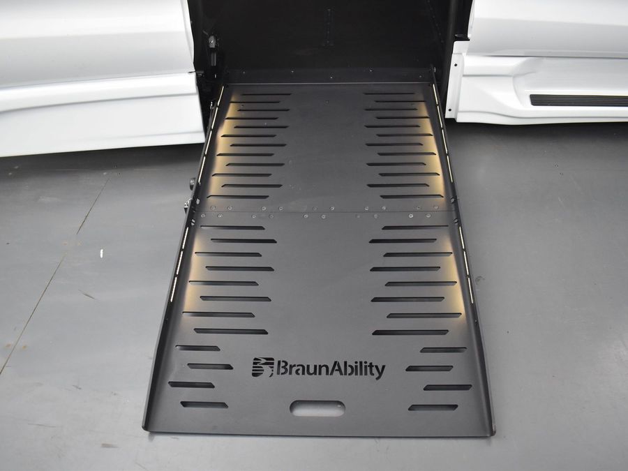 New 2025 Chrysler Pacifica Select Plus - BraunAbility Side Entry Entry Fold Out Automatic Ramp