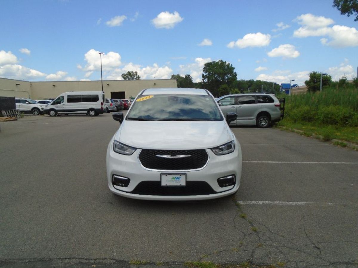 2024 CHRYSLER PACIFICA - Image 1