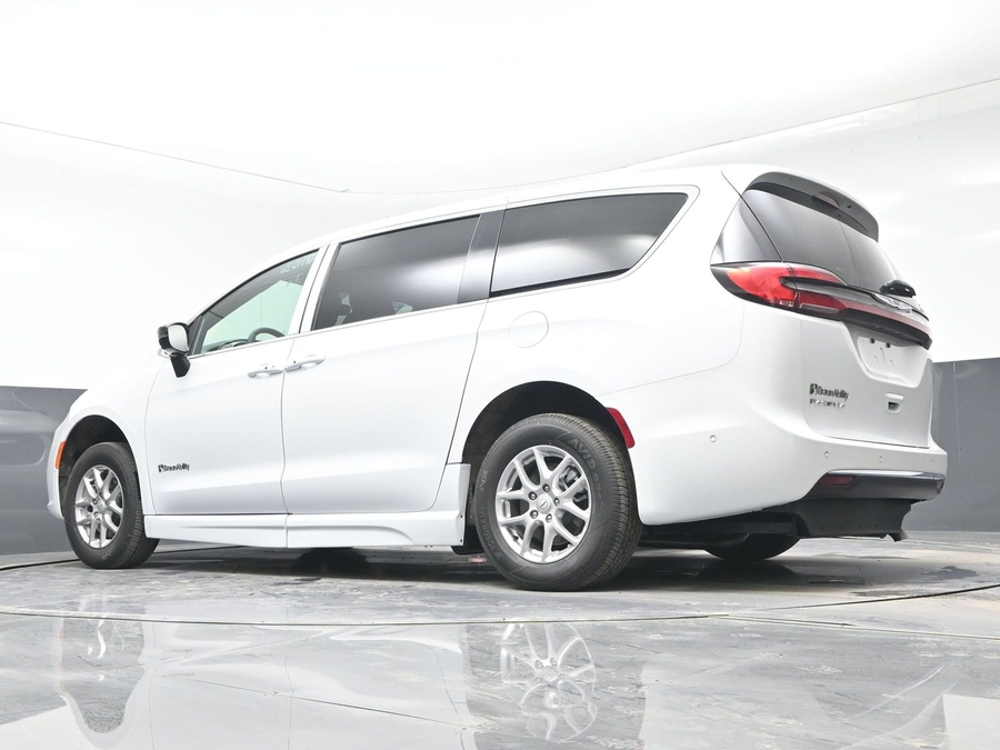 White Chrysler Pacifica image number 20