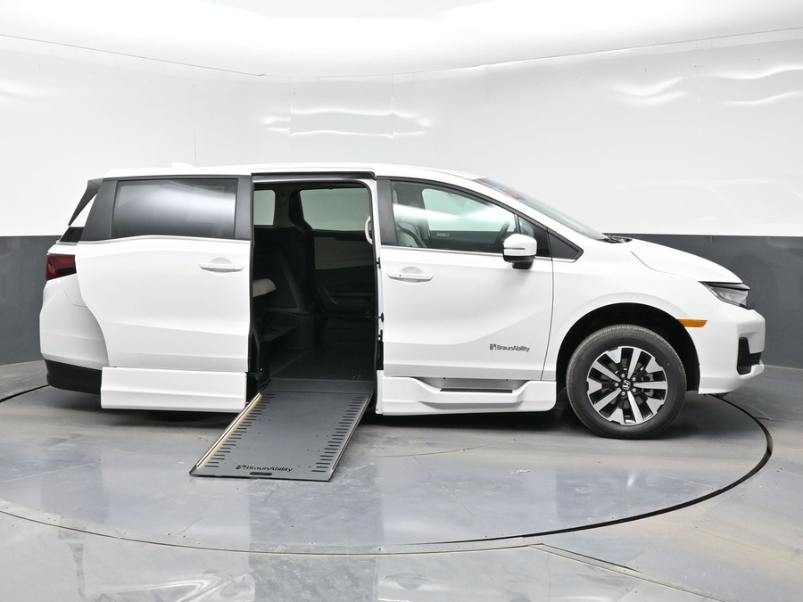White Honda Odyssey image number 7