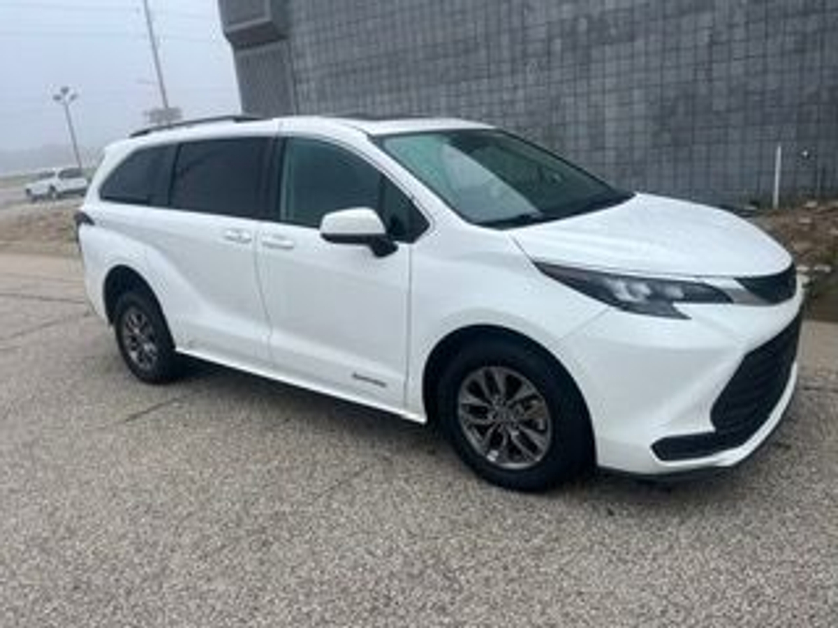 2024 TOYOTA SIENNA - Image 1
